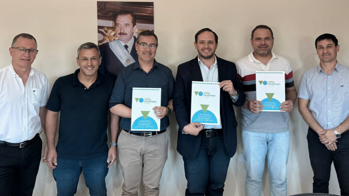 Intendente Cristian Marega y autoridades de COTELVO durante la firma de la renovación de la concesión de agua y cloacas en Villa Ocampo