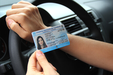 conductor mostrando su licencia de conducir en instancia de capacitación vial – licencia de conducir, curso teórico, seguridad vial