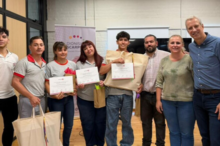 Dionisio Scarpin junto a los jóvenes ganadores del concurso de inteligencia artificial sobre el Jaaukanigás en el norte santafesino