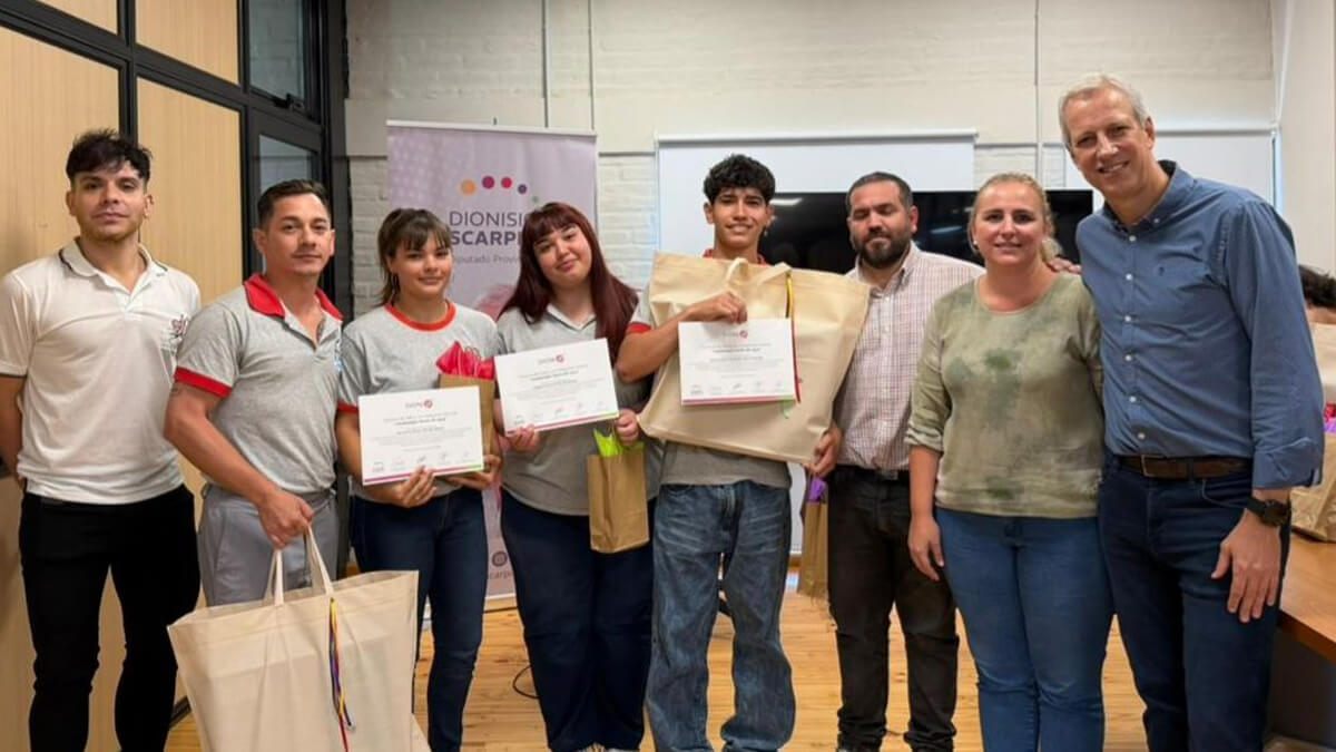 Dionisio Scarpin junto a los jóvenes ganadores del concurso de inteligencia artificial sobre el Jaaukanigás en el norte santafesino