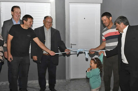 corte de cintas en acto de entrega de viviendas del programa Más Hogares en Nicanor Molinas