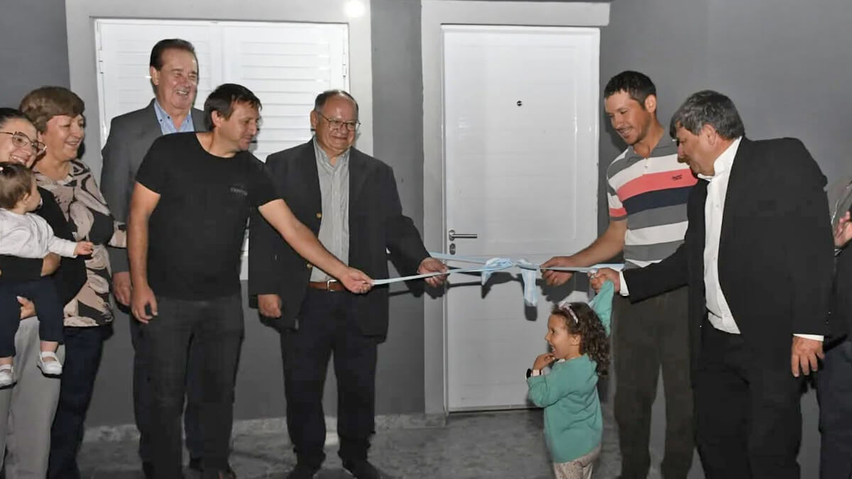 corte de cintas en acto de entrega de viviendas del programa Más Hogares en Nicanor Molinas