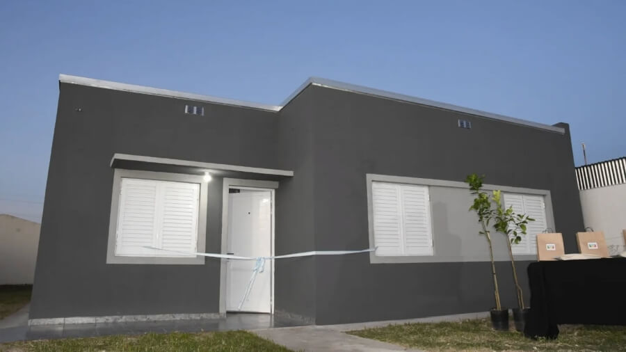 Una de las dos viviendas entregadas en Nicanor Molinas