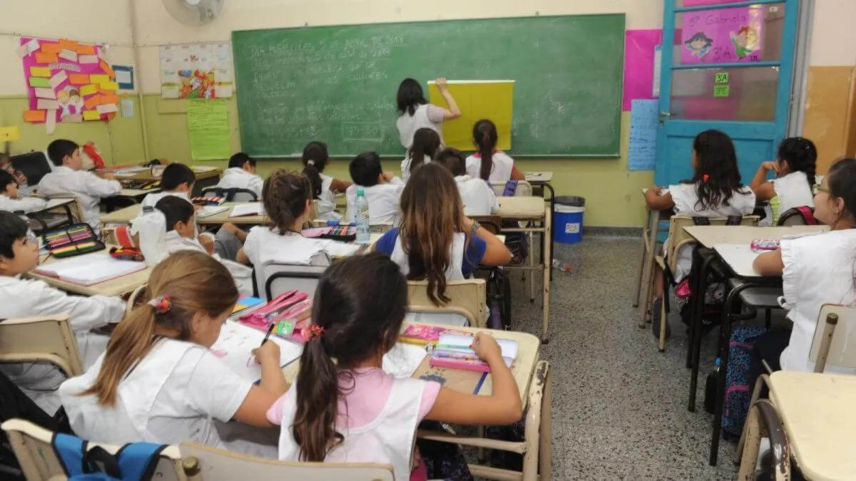 Docente enseñando a alumnos en aula escolar en Santa Fe