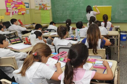 Docente enseñando a alumnos en aula escolar en Santa Fe