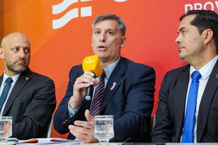 Ministro Pablo Olivares junto a Gustavo Puccini y Roald Báscolo durante la presentación de la Ley Tributaria 2026 en Santa Fe