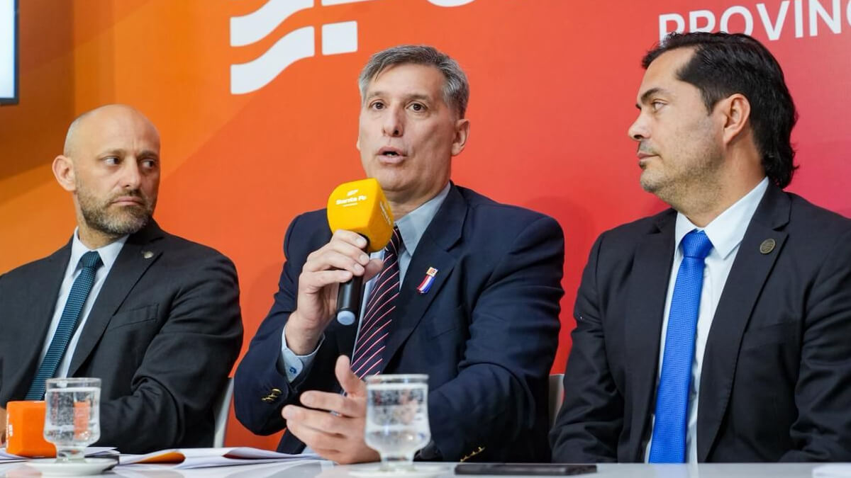 Ministro Pablo Olivares junto a Gustavo Puccini y Roald Báscolo durante la presentación de la Ley Tributaria 2026 en Santa Fe