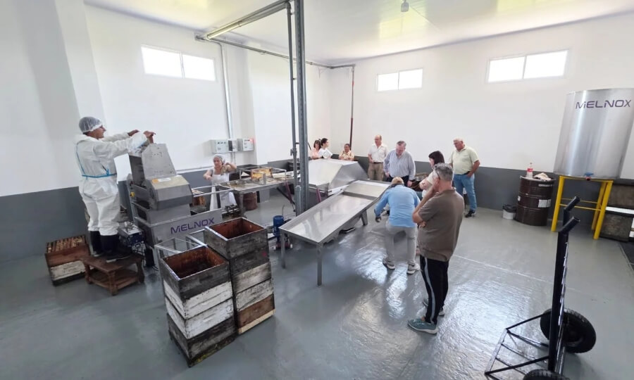 Moderna sala de extracción de miel en Ambrosetti equipada según normas SENASA, cooperativa de apicultores