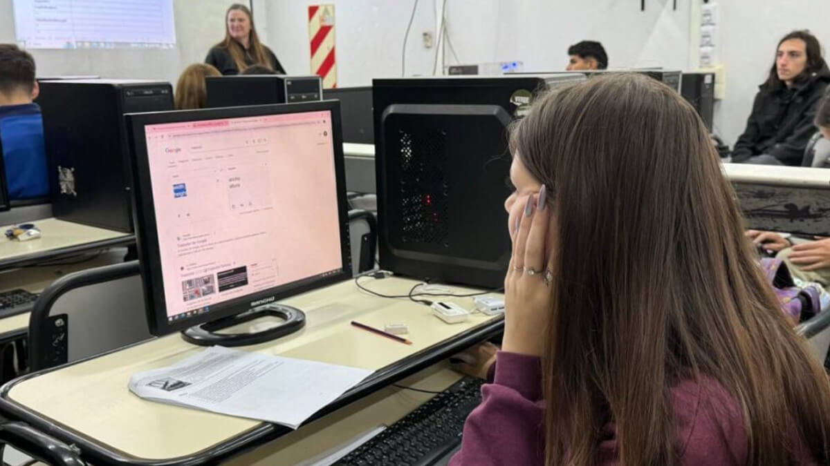 aula virtual con personas adultas recibiendo capacitación en el programa Vuelvo Virtual para finalizar la secundaria