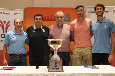 Autoridades provinciales presentan la Copa Santa Fe junto a la copa del centenario de la carrera ciclística Santa Fe–Rosario