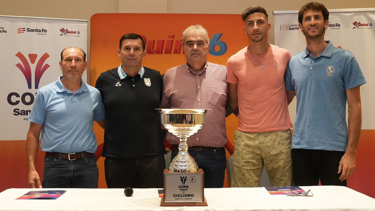 Autoridades provinciales presentan la Copa Santa Fe junto a la copa del centenario de la carrera ciclística Santa Fe–Rosario
