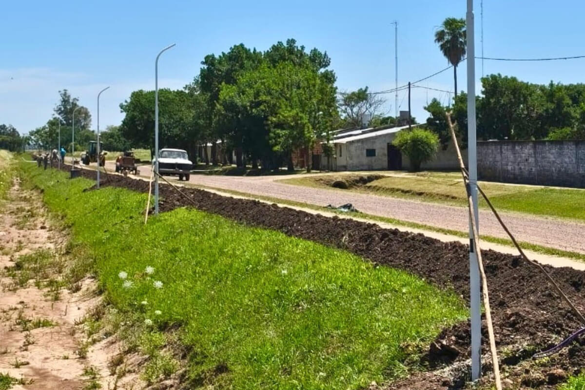 columnas de iluminación instaladas en la bicisenda de Avenida Los Colonizadores en Los Laureles