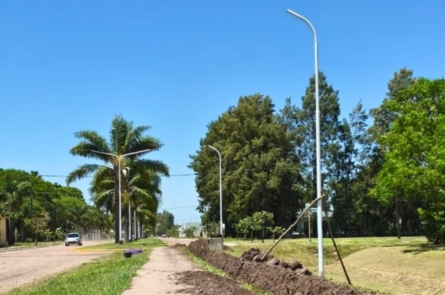 Columnas de iluminación instaladas en la bicisenda