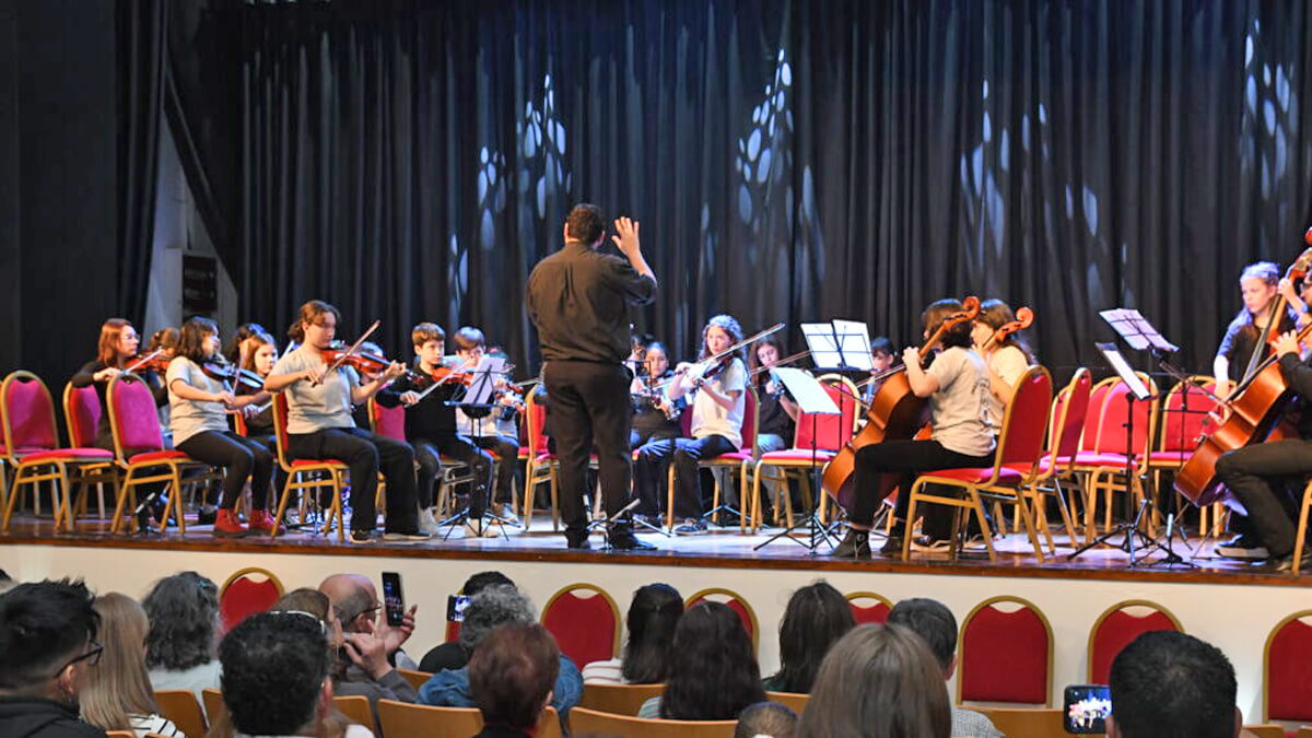 Presentación de la Banda Municipal de Avellaneda en el cierre anual del Centro Cultural Municipal con música en vivo y espectáculo artístico