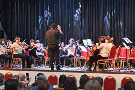 Presentación de la Banda Municipal de Avellaneda en el cierre anual del Centro Cultural Municipal con música en vivo y espectáculo artístico