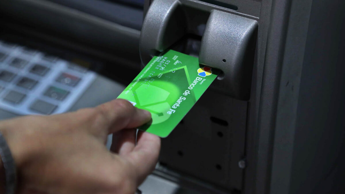 persona usando cajero automático para cobrar haberes en Santa Fe