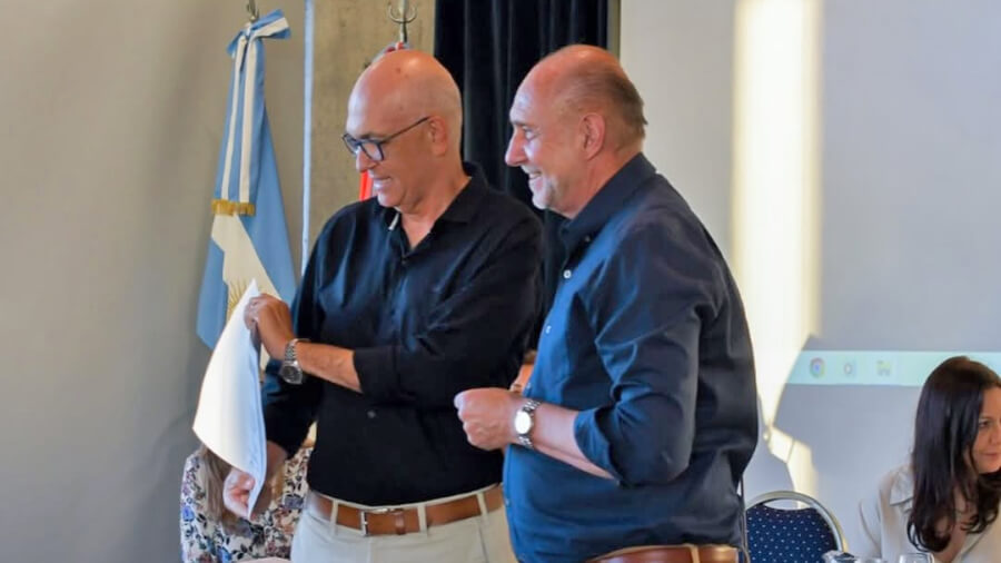 Debloc recibiendo la Declaración de Interés de la Cámara de Diputados de manos del legislador Perotti