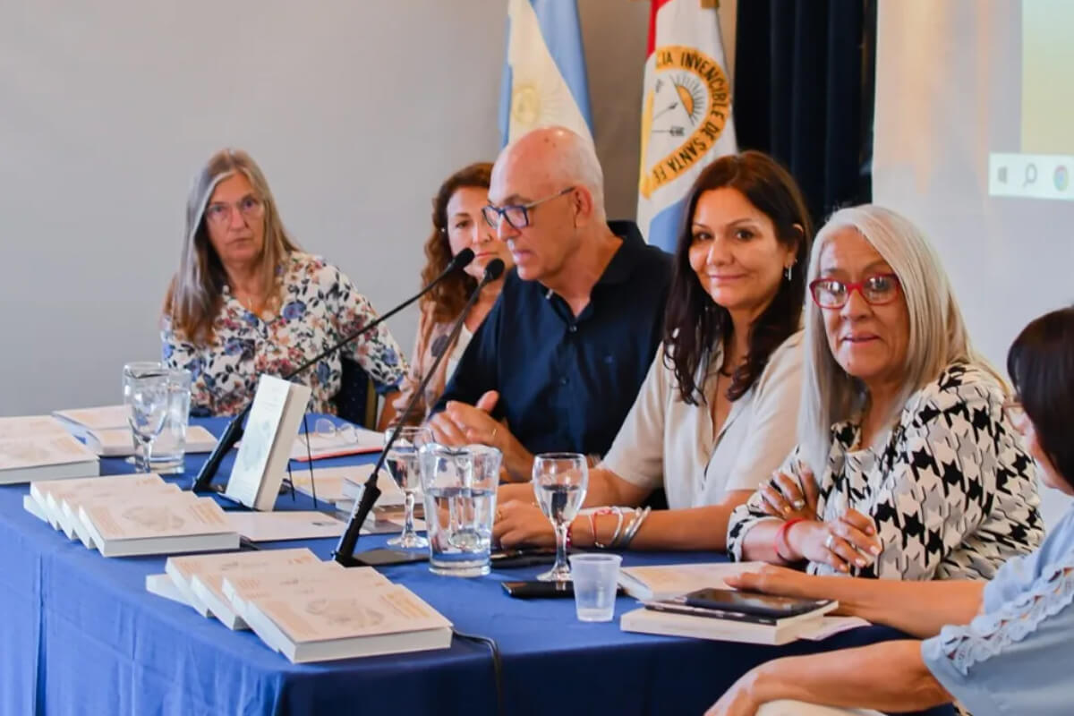 El doctor Víctor Debloc presentando el libro El resplandor de las horas en el Hotel ATE/UNL Santa Fe durante acto oficial sobre políticas pedagógicas 2019-2023