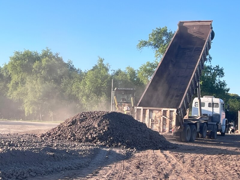 Camiones municipales volcando tierra para el nivelado del suelo en el nuevo Paseo Costanero de Romang