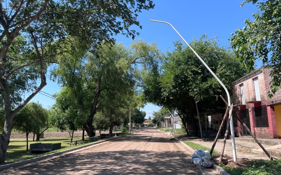 Cordón cuneta e iluminación LED en la calle lateral del camping del Paseo Costanero de Romang