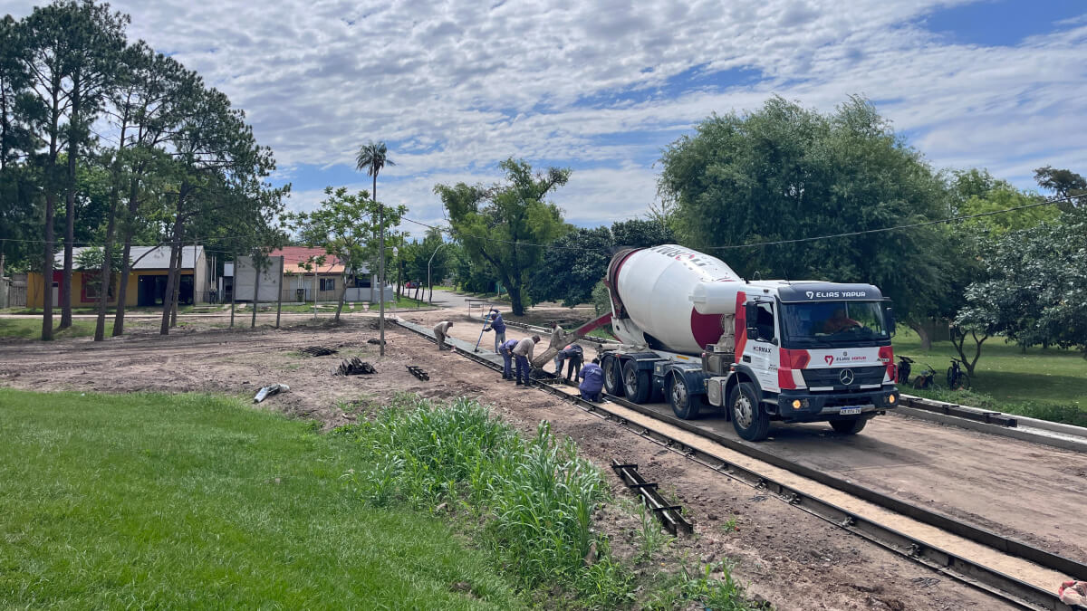Obras de cordón cuneta en el camping del Paseo Costanero de Romang con infraestructura urbana en ejecución