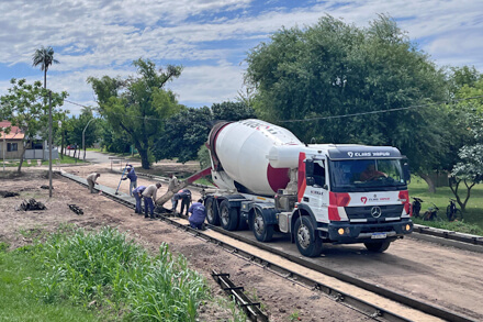 Obras de cordón cuneta en el camping del Paseo Costanero de Romang con infraestructura urbana en ejecución