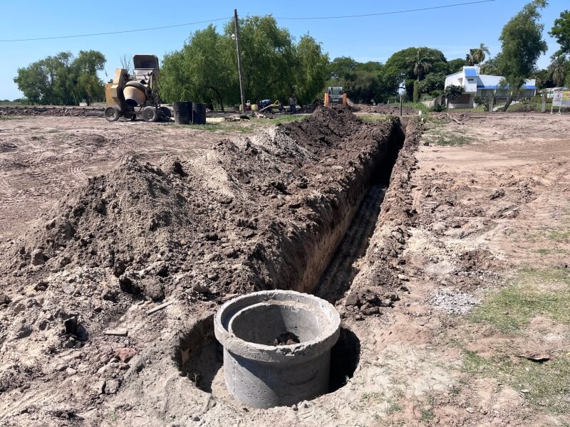 Trabajos de construcción de desagües pluviales en el sector del nuevo Paseo Costanero de Romang