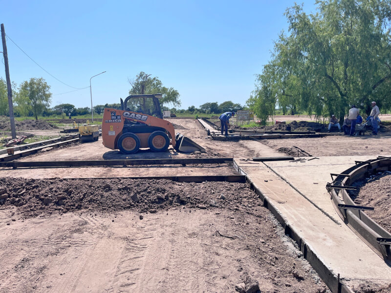 Operarios municipales construyendo cordón cuneta en la obra del Paseo Costanero de Romang
