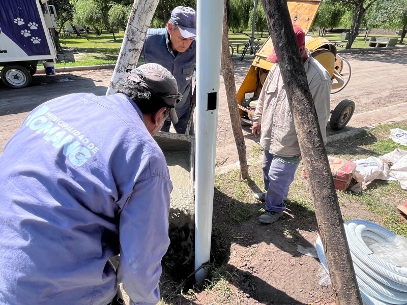 Instalación de nuevas columnas de iluminación LED en el sector del Paseo Costanero de Romang