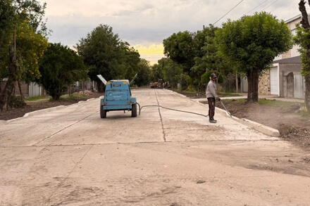 Cuadra habilitada con nuevo pavimento asfáltico en calle Moreno, última etapa del Plan Brigadier en Villa Ocampo