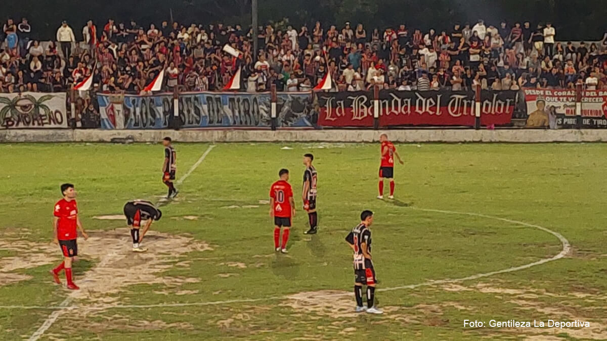Acción del partido entre Atlético y Tiro y Romang FC en barrio Moreno durante la final del Petit Torneo 2025