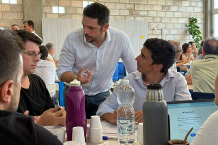 Intendente Gonzalo Braidot junto a participantes del taller de industria e innovación en Avellaneda — emprendedores, producción local, Plan Estratégico 150 años