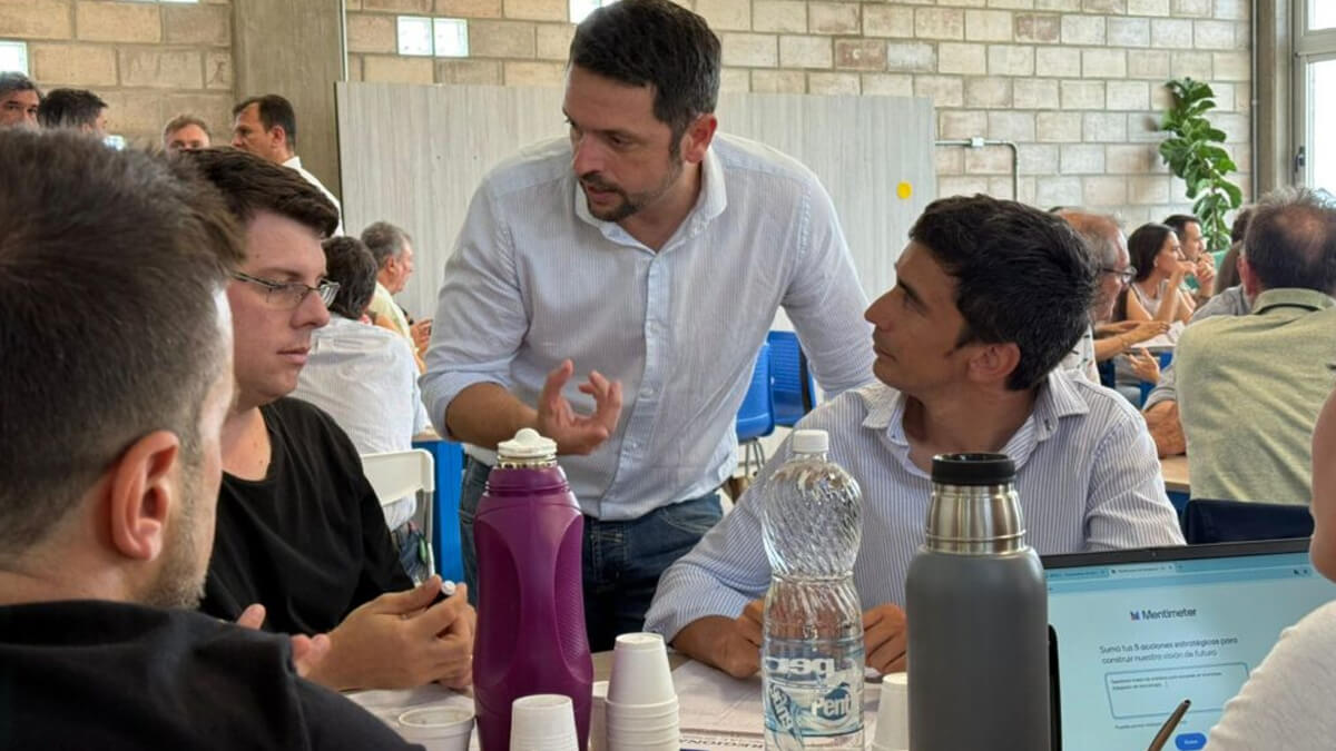 Intendente Gonzalo Braidot junto a participantes del taller de industria e innovación en Avellaneda — emprendedores, producción local, Plan Estratégico 150 años