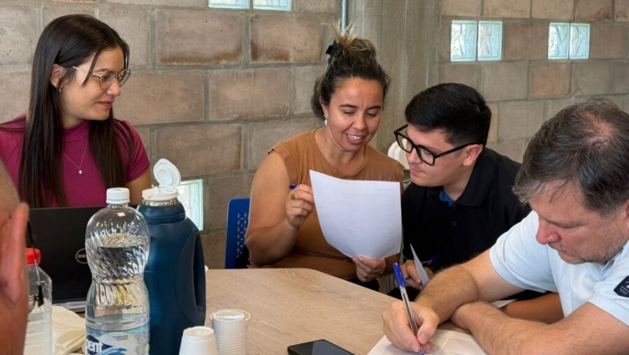 Participantes trabajando en dinámicas del taller de industria e innovación en Avellaneda — análisis FODA, emprendedores y empresas