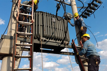 Operarios de la EPE realizando tareas en red de media tensión durante trabajos de mejora en Reconquista