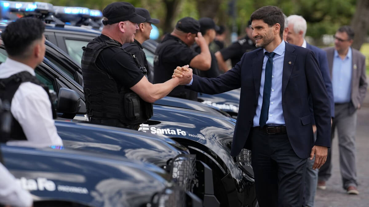 Pullaro saluda a agentes de la Policía de Santa Fe durante la entrega de nuevos vehículos policiales