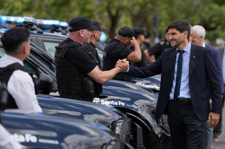 Pullaro saluda a agentes de la Policía de Santa Fe durante la entrega de nuevos vehículos policiales