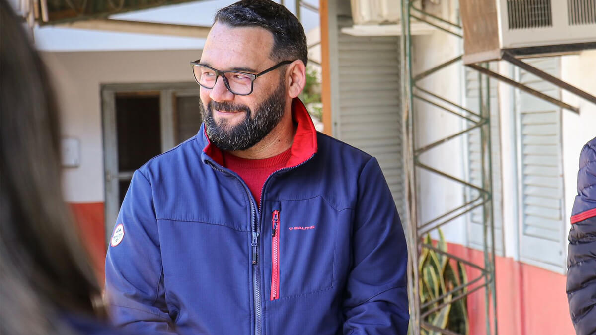 Diputado Sergio Rojas dialogando con docentes en una escuela rural del departamento Vera durante una recorrida educativa — escuelas rurales, educación en Santa Fe, arraigo rural.
