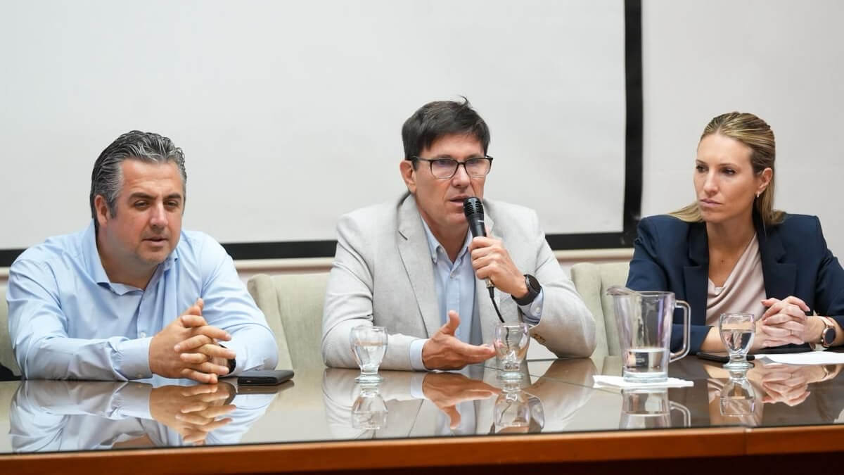Ministros Pablo Cococcioni y José Goity junto a la secretaria Virginia Coudannes en la presentación del curso de formación en seguridad 2026 en Santa Fe