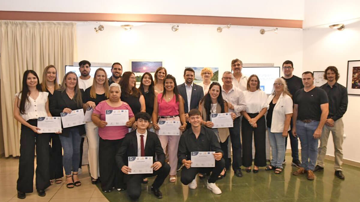 Foto grupal de los egresados de la Diplomatura en Emprendedurismo 2025 con certificados en Avellaneda