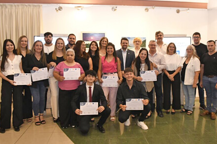 Foto grupal de los egresados de la Diplomatura en Emprendedurismo 2025 con certificados en Avellaneda