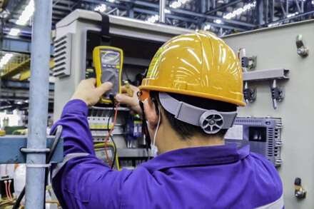 técnico realizando mantenimiento industrial en planta — formación técnica, cursado presencial en Avellaneda, tecnicatura superior en mantenimiento industrial