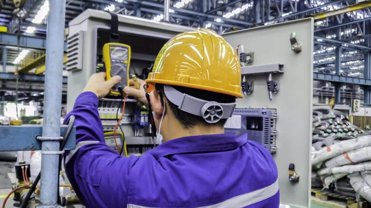 técnico realizando mantenimiento industrial en planta — formación técnica, cursado presencial en Avellaneda, tecnicatura superior en mantenimiento industrial