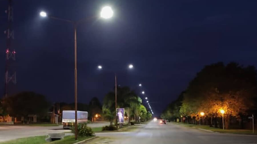 ueva iluminación instalada sobre la Ruta Provincial 40 y la calle colectora, con columnas y luminarias LED en funcionamiento