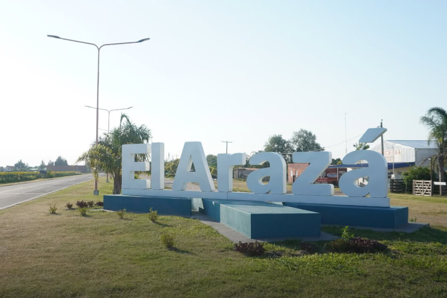 Otra de las incorporaciones que tuvo El Arazá durante la gestión Cainelli, fue el cartel identificador en el ingreso a la localidad