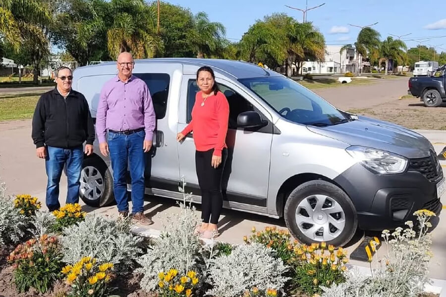 Edgardo Cainelli junto a empleados comunales junto al nuevo utilitario incorporado a la flota de vehículos comunales