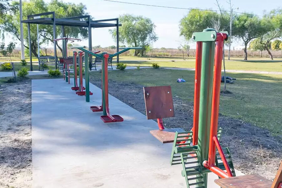Equipamientos de ejercios fueron otras de las incorporaciones que se hicieron en la plaza que se refuncionalizó y convirtió en el lugar de encuentro por excelencia de la localidad