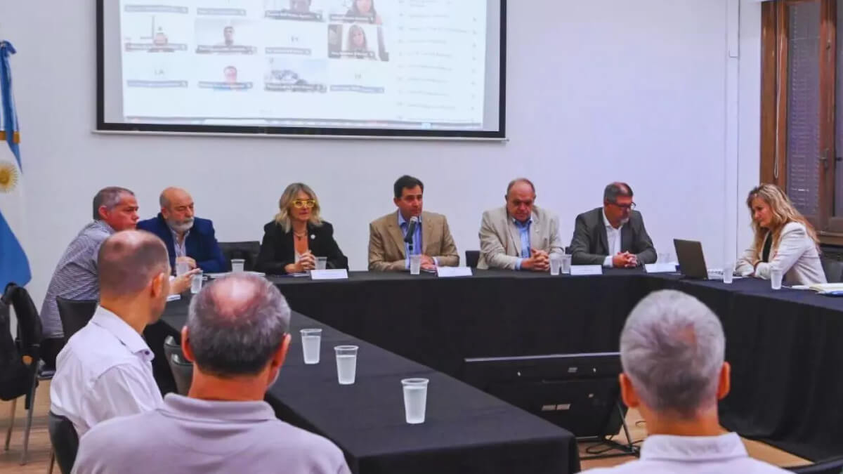 Presentación del nuevo manual de registro de productos fitosanitarios con foco en cultivos menores, autoridades de Agricultura, SENASA e INTA