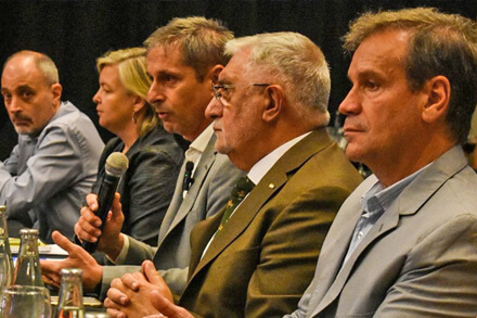 Encuentro de la Mesa Sectorial de Comercio en la Asociación Empresaria de Rosario con funcionarios provinciales y referentes empresariales analizando beneficios fiscales de la Ley Tributaria 2026