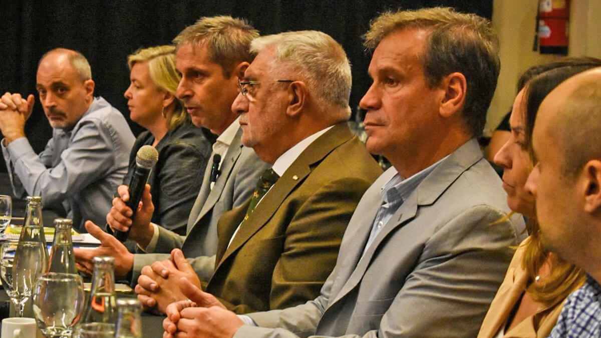 Encuentro de la Mesa Sectorial de Comercio en la Asociación Empresaria de Rosario con funcionarios provinciales y referentes empresariales analizando beneficios fiscales de la Ley Tributaria 2026